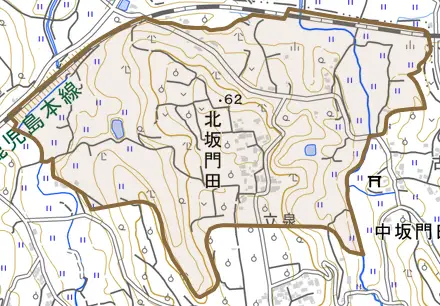 北坂門田とその周辺の地図。町の範囲を重ねている