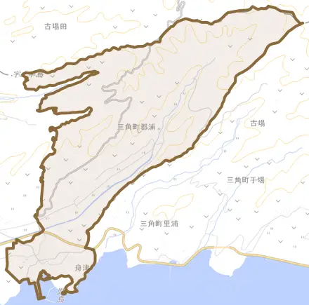 三角町郡浦とその周辺の地図。町の範囲を重ねている