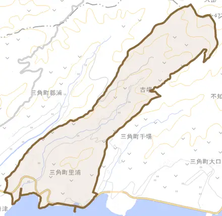 三角町里浦とその周辺の地図。町の範囲を重ねている
