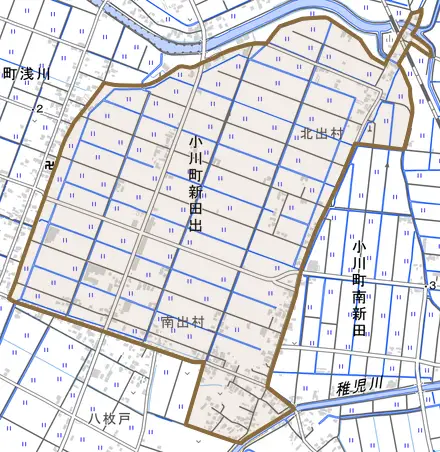 小川町新田出とその周辺の地図。町の範囲を重ねている