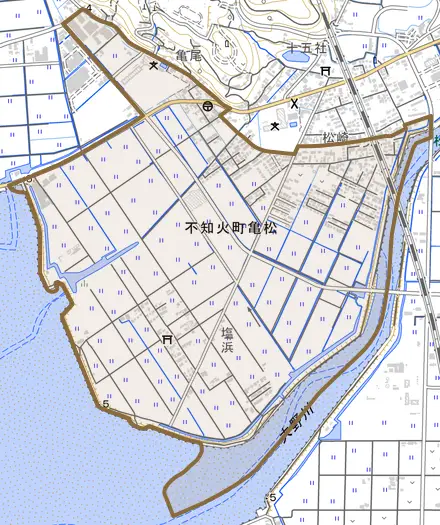 不知火町亀松とその周辺の地図。町の範囲を重ねている