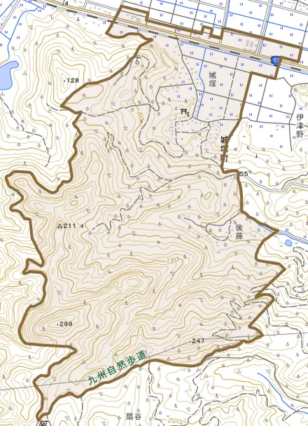 城塚町とその周辺の地図。町の範囲を重ねている