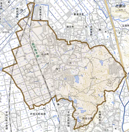 松山町とその周辺の地図。町の範囲を重ねている