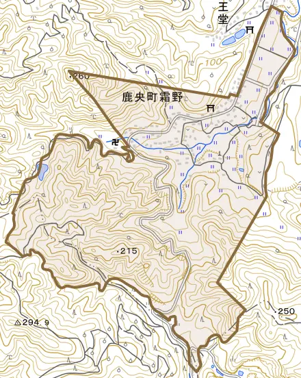 鹿央町霜野とその周辺の地図。町の範囲を重ねている