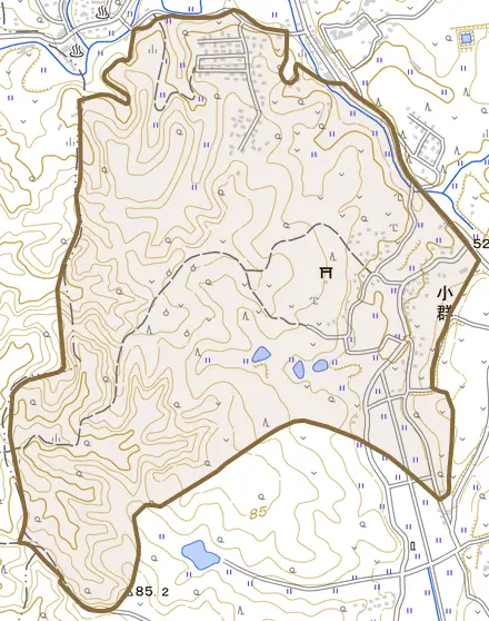 小群とその周辺の地図。町の範囲を重ねている