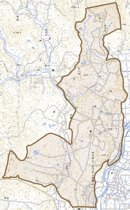 城とその周辺の地図。町の範囲を重ねている