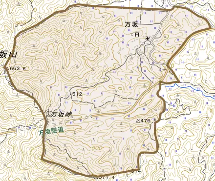 万坂とその周辺の地図。町の範囲を重ねている
