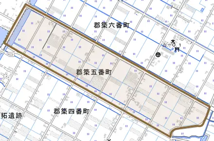 郡築五番町とその周辺の地図。町の範囲を重ねている