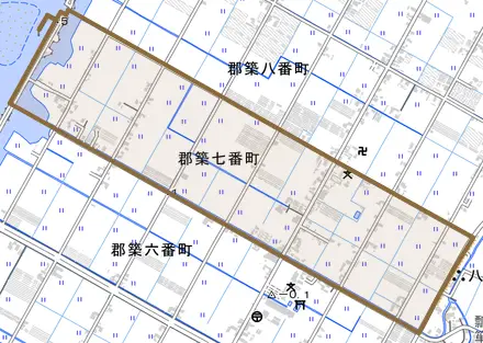 郡築七番町とその周辺の地図。町の範囲を重ねている