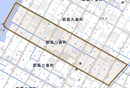 郡築八番町とその周辺の地図。町の範囲を重ねている