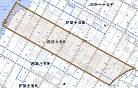 郡築九番町とその周辺の地図。町の範囲を重ねている