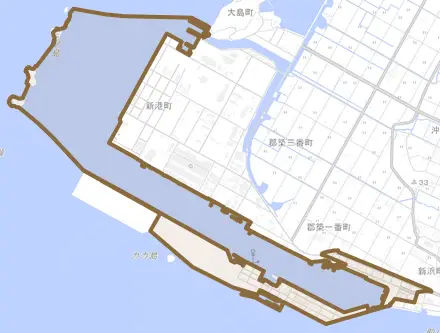 港町とその周辺の地図。町の範囲を重ねている