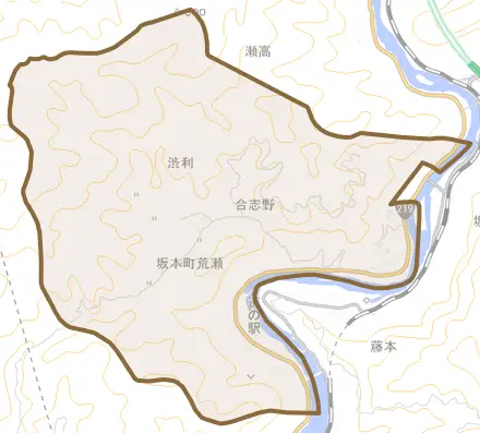 坂本町荒瀬とその周辺の地図。町の範囲を重ねている