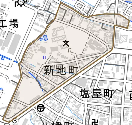 新地町とその周辺の地図。町の範囲を重ねている
