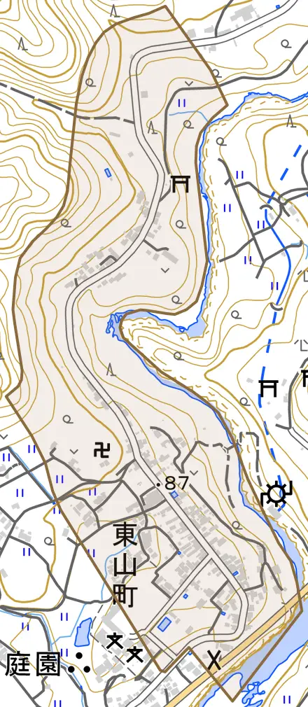 東山町とその周辺の地図。町の範囲を重ねている