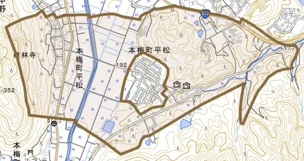 本梅町平松とその周辺の地図。町の範囲を重ねている