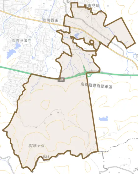 篠町篠とその周辺の地図。町の範囲を重ねている