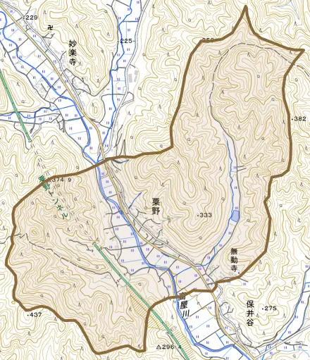 粟野とその周辺の地図。町の範囲を重ねている