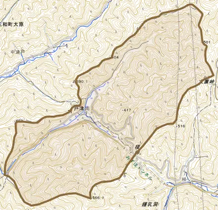 戸津川とその周辺の地図。町の範囲を重ねている