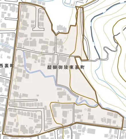 醍醐御陵東裏町とその周辺の地図。町の範囲を重ねている