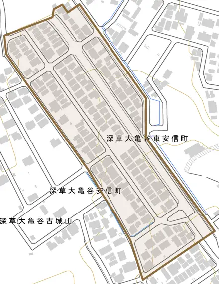 深草大亀谷東安信町とその周辺の地図。町の範囲を重ねている