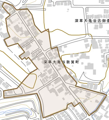 深草大亀谷敦賀町とその周辺の地図。町の範囲を重ねている
