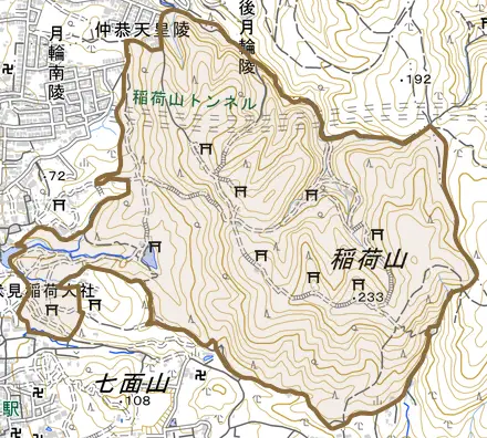 稲荷山官有地とその周辺の地図。町の範囲を重ねている