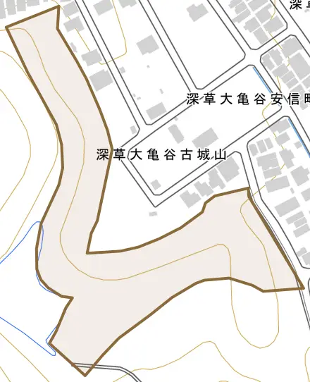 深草大亀谷古城山とその周辺の地図。町の範囲を重ねている