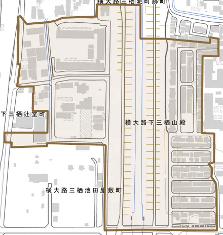 横大路下三栖山殿とその周辺の地図。町の範囲を重ねている