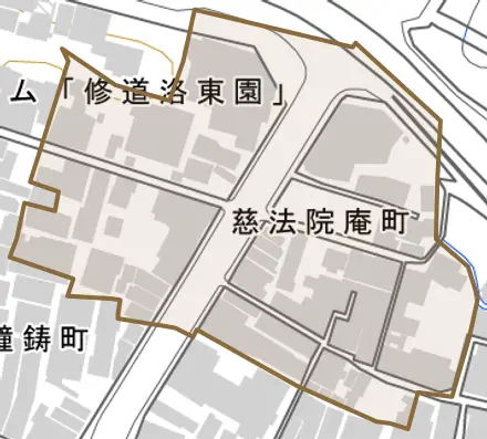 慈法院庵町とその周辺の地図。町の範囲を重ねている
