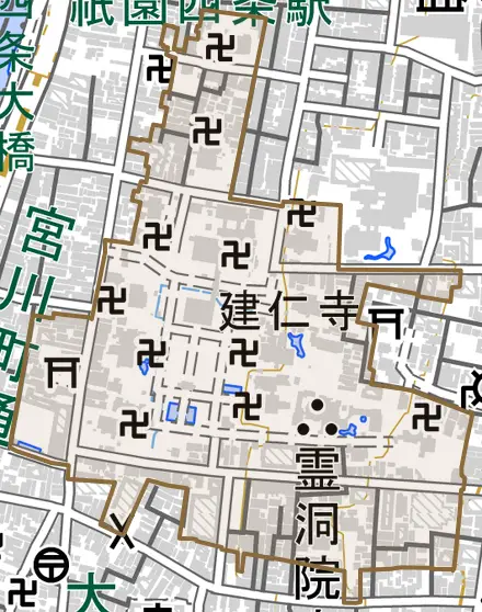 小松町とその周辺の地図。町の範囲を重ねている
