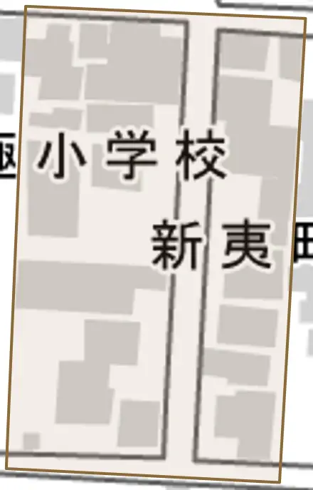 新夷町とその周辺の地図。町の範囲を重ねている