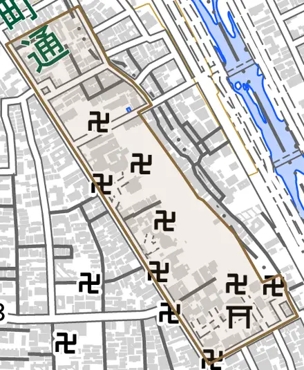 鶴山町とその周辺の地図。町の範囲を重ねている
