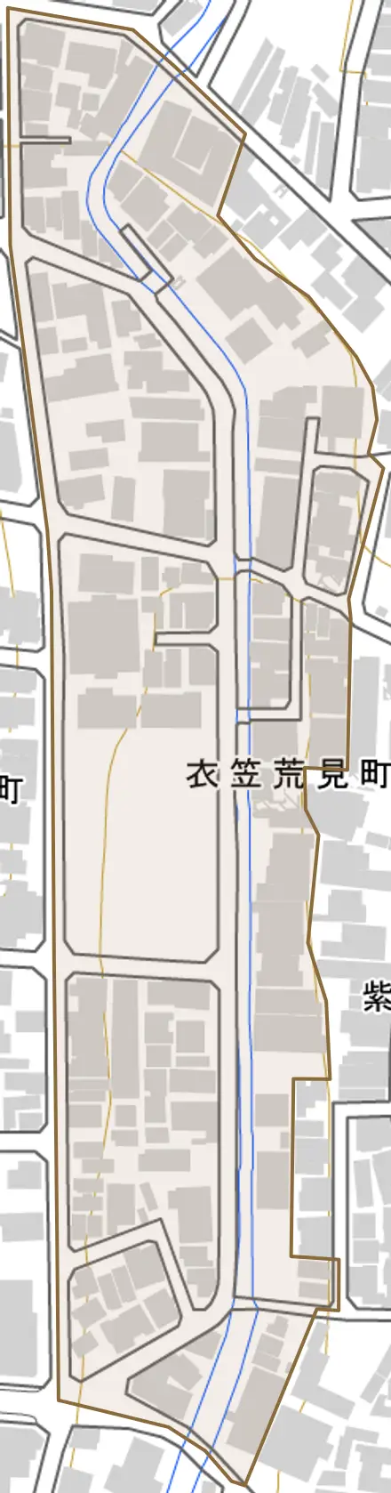 衣笠荒見町とその周辺の地図。町の範囲を重ねている