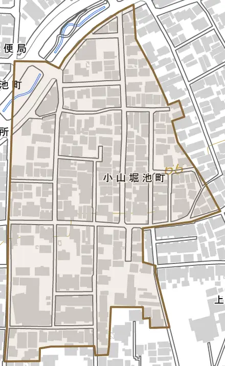 小山堀池町とその周辺の地図。町の範囲を重ねている