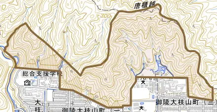 御陵北大枝山町とその周辺の地図。町の範囲を重ねている