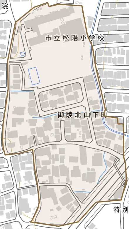 御陵北山下町とその周辺の地図。町の範囲を重ねている