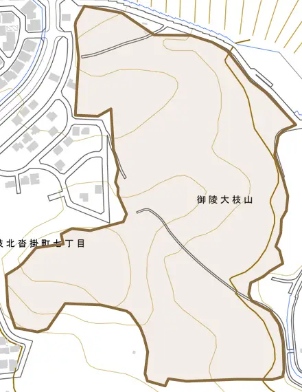 御陵大枝山とその周辺の地図。町の範囲を重ねている