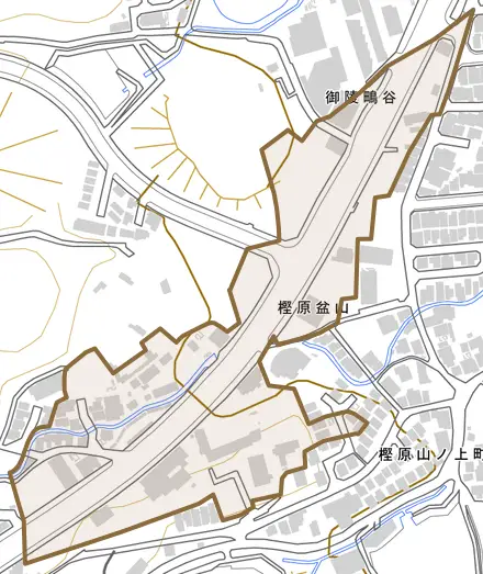 樫原盆山とその周辺の地図。町の範囲を重ねている