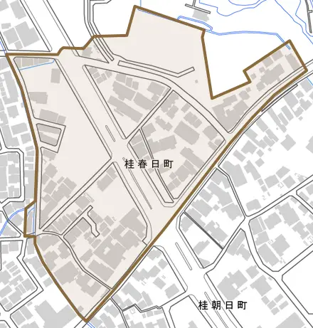 桂春日町とその周辺の地図。町の範囲を重ねている