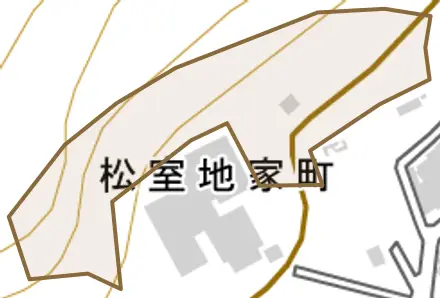 松室地家山とその周辺の地図。町の範囲を重ねている