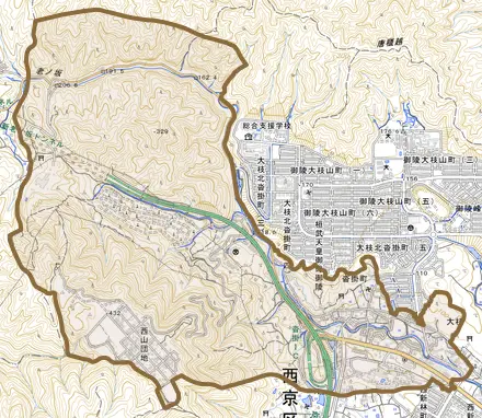 大枝沓掛町とその周辺の地図。町の範囲を重ねている