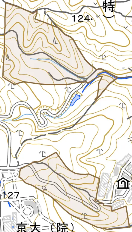 山田谷田山とその周辺の地図。町の範囲を重ねている