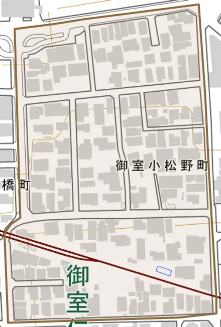 御室小松野町とその周辺の地図。町の範囲を重ねている