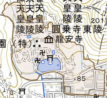 龍安寺御陵ノ下町とその周辺の地図。町の範囲を重ねている