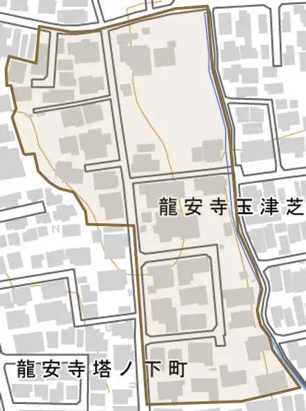 龍安寺玉津芝町とその周辺の地図。町の範囲を重ねている