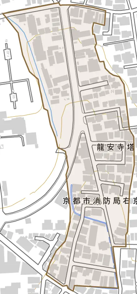 龍安寺塔ノ下町とその周辺の地図。町の範囲を重ねている