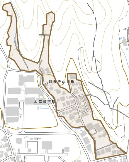 龍安寺山田町とその周辺の地図。町の範囲を重ねている