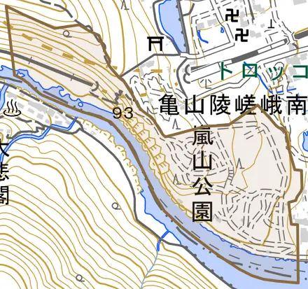 嵯峨亀ノ尾町とその周辺の地図。町の範囲を重ねている