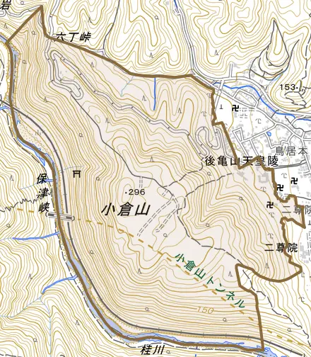 嵯峨亀山町とその周辺の地図。町の範囲を重ねている